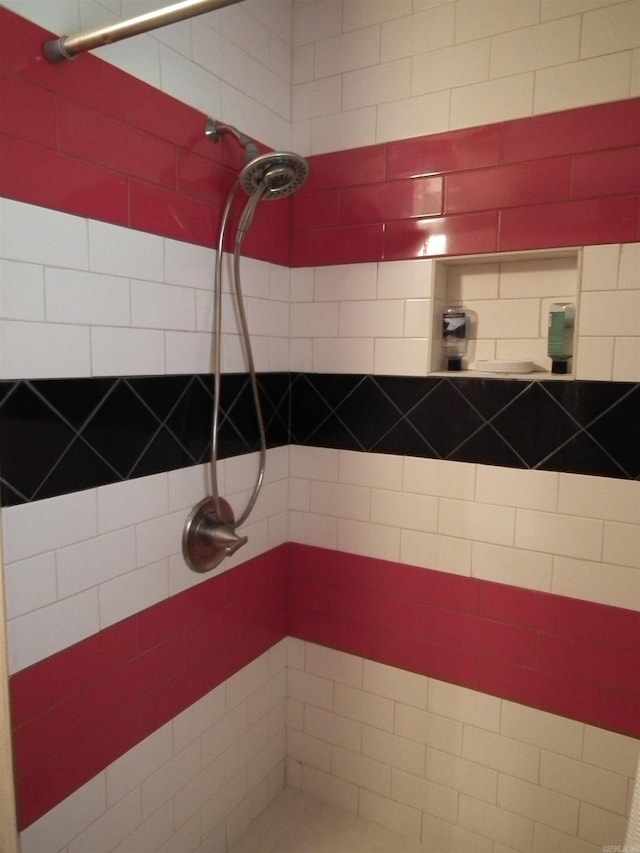 bathroom featuring tiled shower