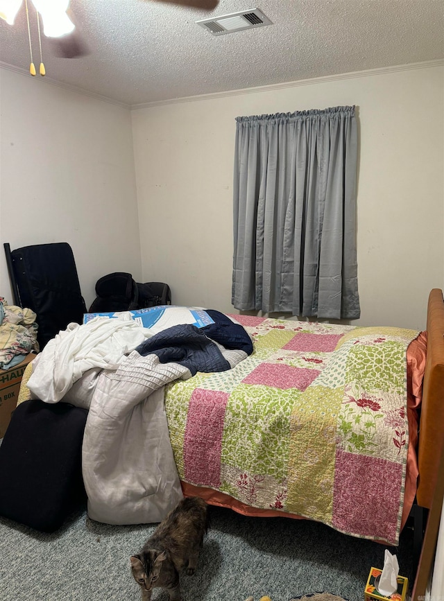 bedroom featuring carpet floors, a textured ceiling, and ceiling fan