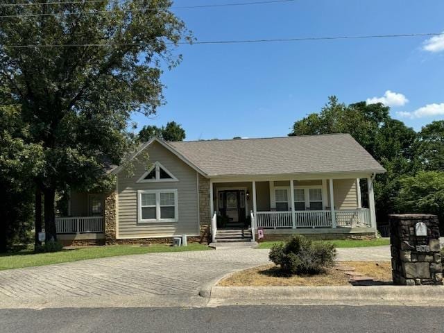 view of front of property featuring a porch