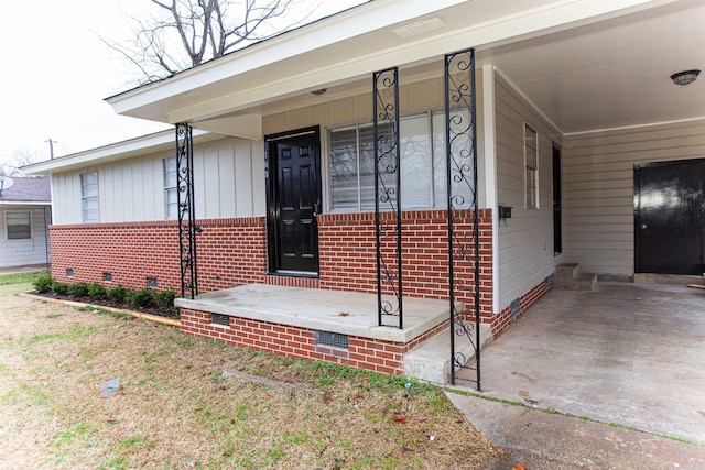 doorway to property with covered porch