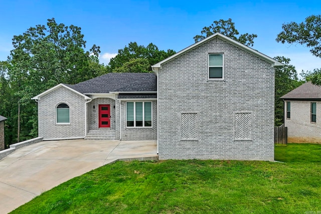 view of front of property featuring a patio and a front lawn