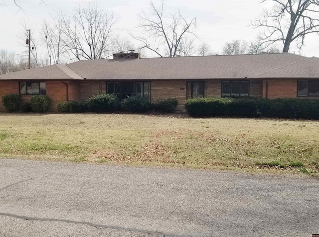 ranch-style home featuring a front lawn