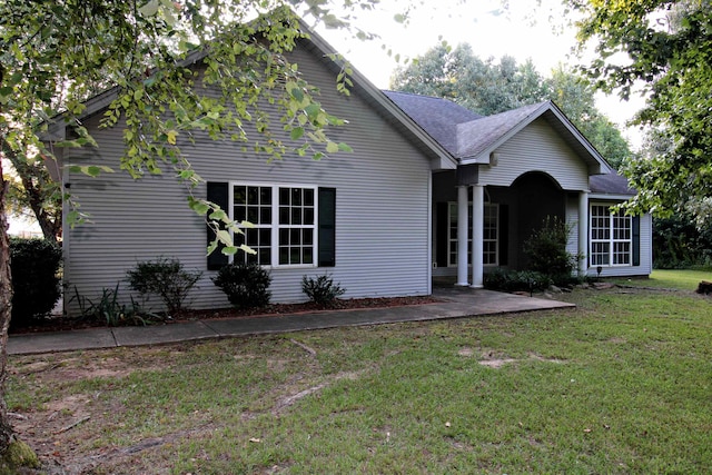 view of front facade with a front yard