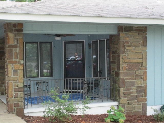 entrance to property featuring ceiling fan