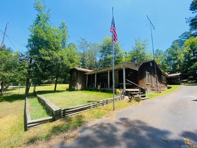 view of front of house featuring a front lawn