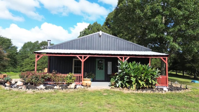 country-style home featuring a front yard