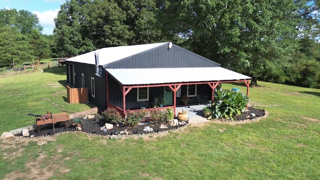 view of front of house with a front lawn and covered porch