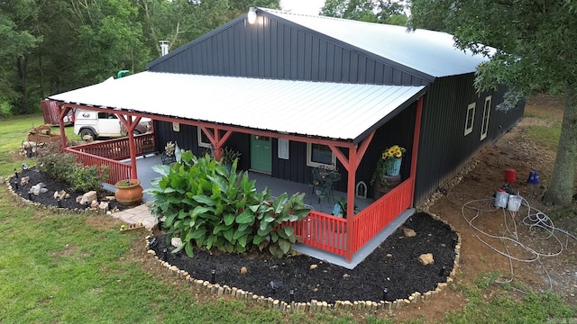 back of house featuring a yard