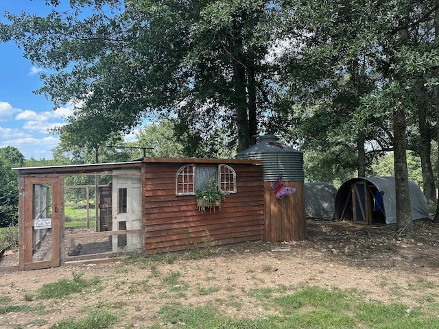 back of house featuring an outbuilding