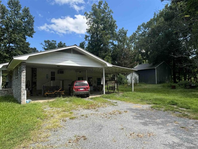 view of front of home featuring a front lawn and a carport