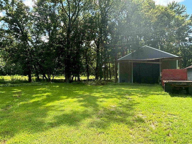 view of yard featuring an outbuilding