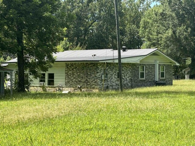 back of house featuring a yard