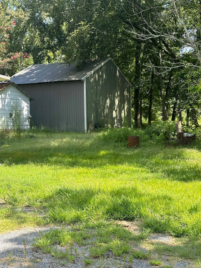 view of yard with an outdoor structure