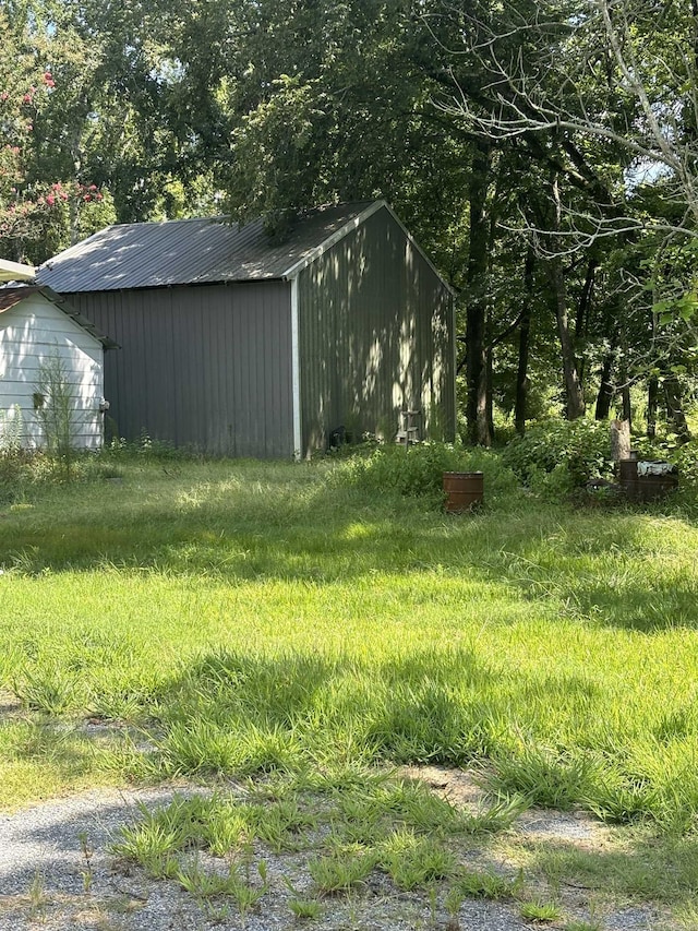 view of yard featuring an outdoor structure