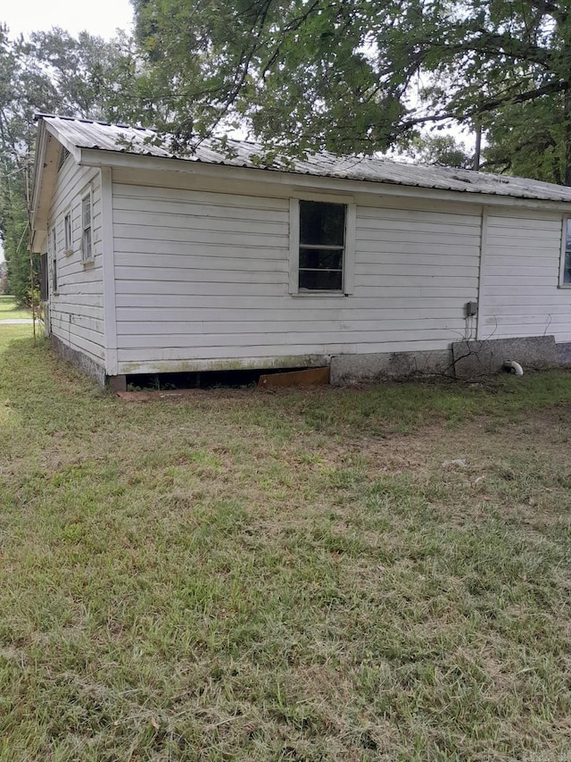 view of side of property featuring a yard