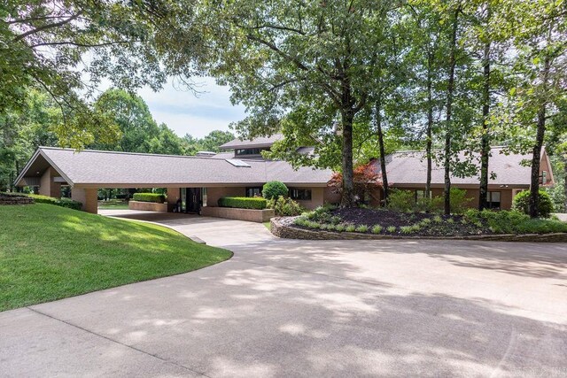 ranch-style house with a front yard