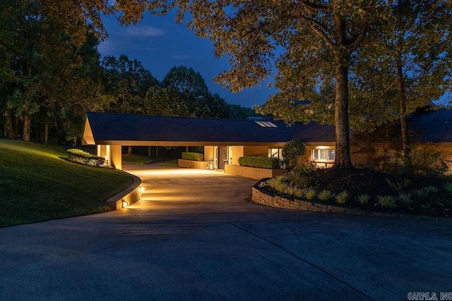 single story home featuring a front yard