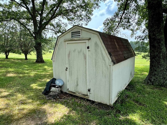 view of outbuilding featuring a lawn