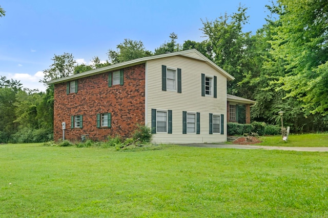 view of front of home featuring a front yard