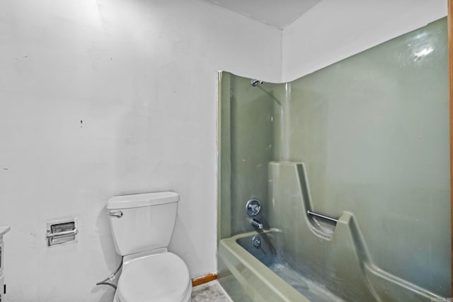 bathroom featuring toilet and washtub / shower combination