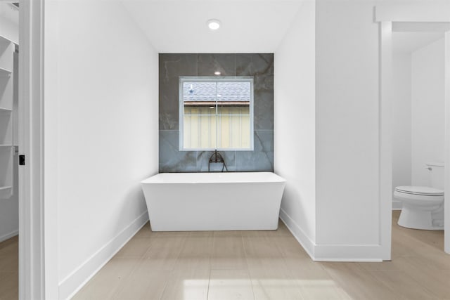 bathroom featuring toilet and a bathtub