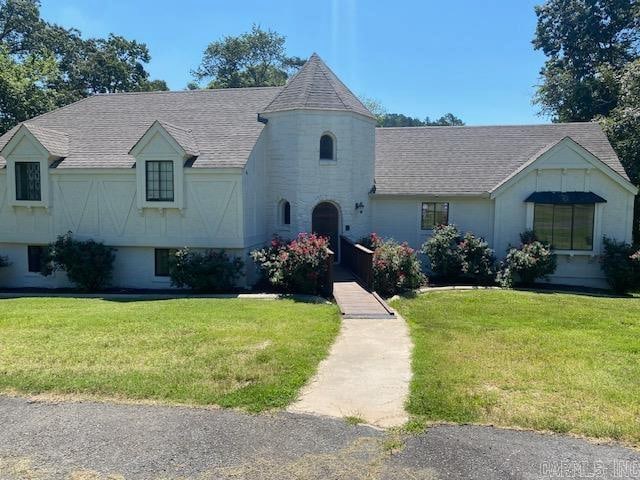 view of front of home with a front lawn