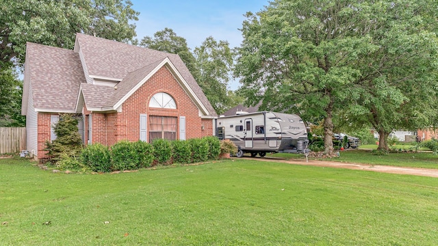 view of front of home featuring a front yard