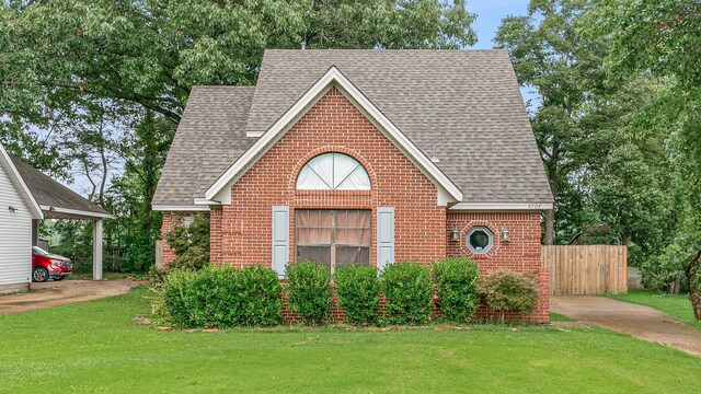 view of front facade featuring a front lawn