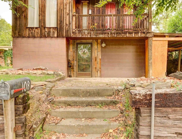 entrance to property featuring a balcony