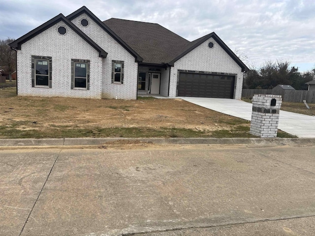 view of front facade featuring a garage and a front yard