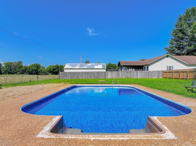 view of swimming pool featuring a yard