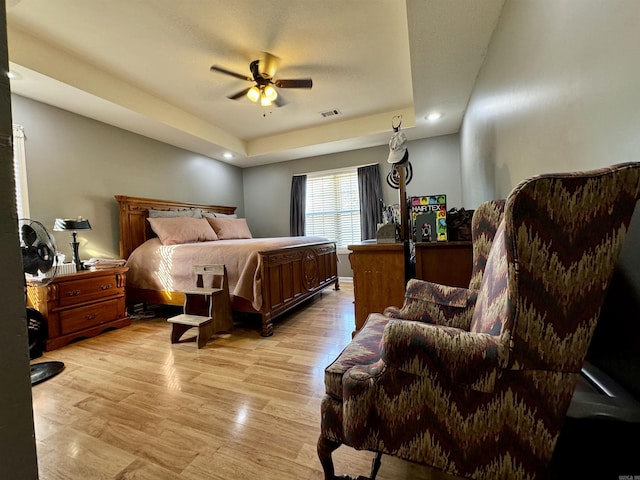 bedroom with light wood-style floors, recessed lighting, visible vents, and ceiling fan