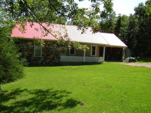 view of front facade with a porch and a front lawn