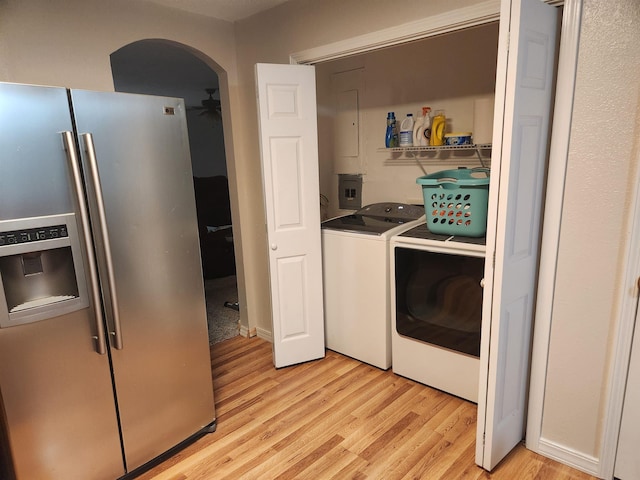 clothes washing area featuring ceiling fan, washer and clothes dryer, and light hardwood / wood-style flooring