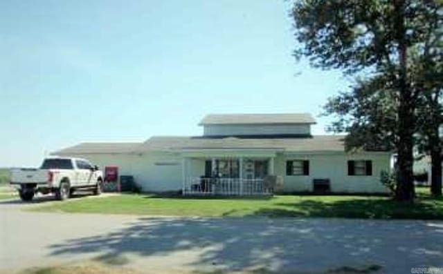 view of front of house with a front yard and covered porch