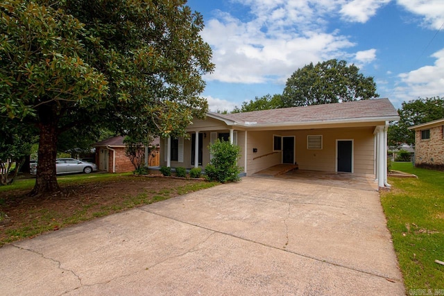 view of front of home featuring a carport and a front yard