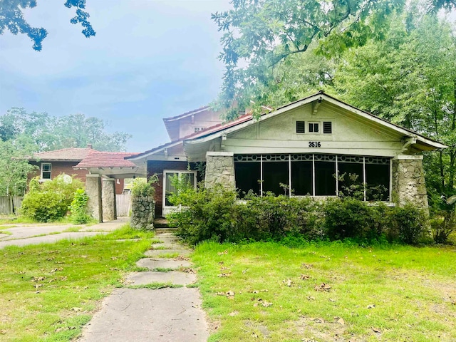 view of front facade featuring a front lawn