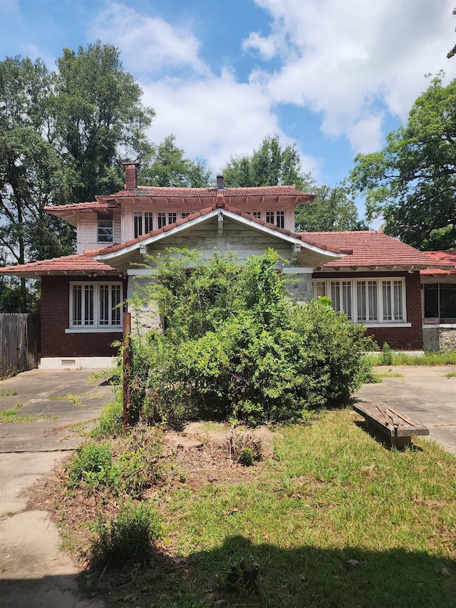 view of front of home with a front yard