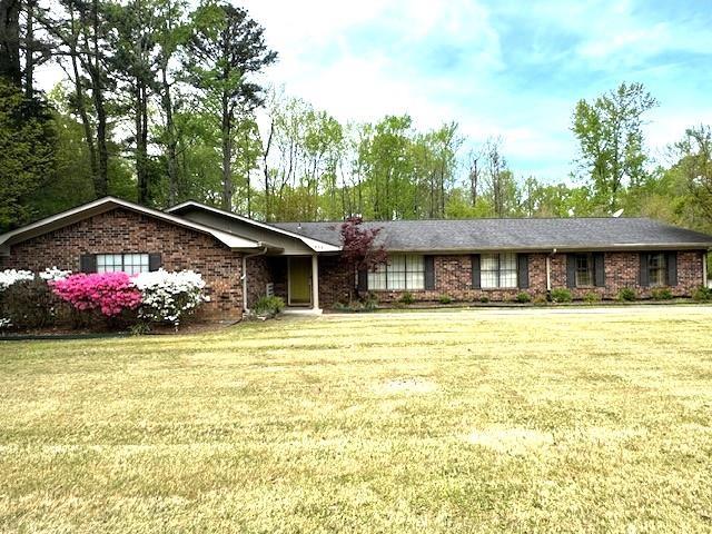 single story home with a front lawn