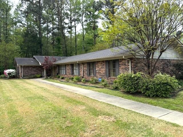 ranch-style house featuring a front lawn