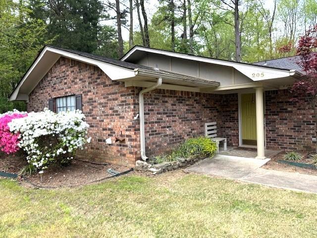 view of front of house with a front yard