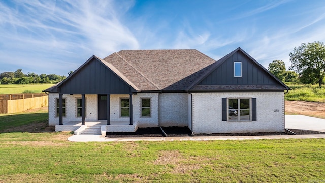 view of front of house featuring a porch and a front lawn