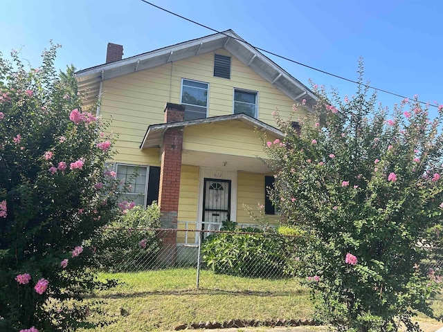 view of front of property with a front yard