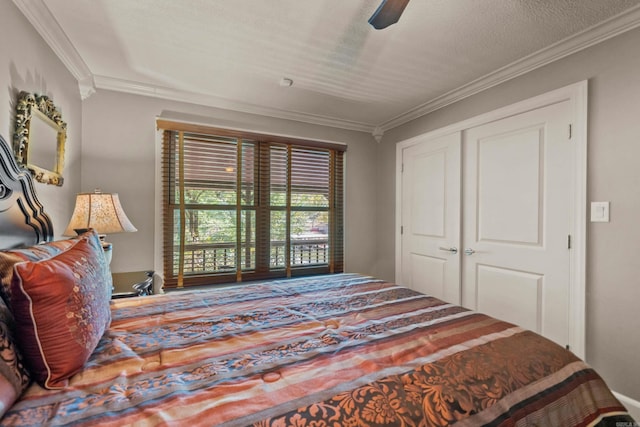 bedroom featuring a closet, ornamental molding, and a ceiling fan