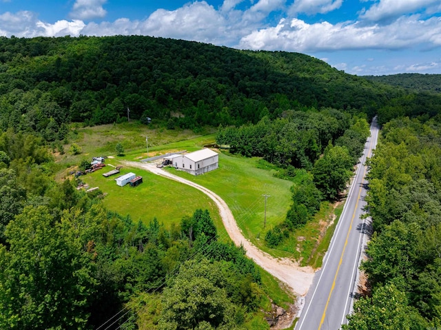 birds eye view of property featuring a forest view