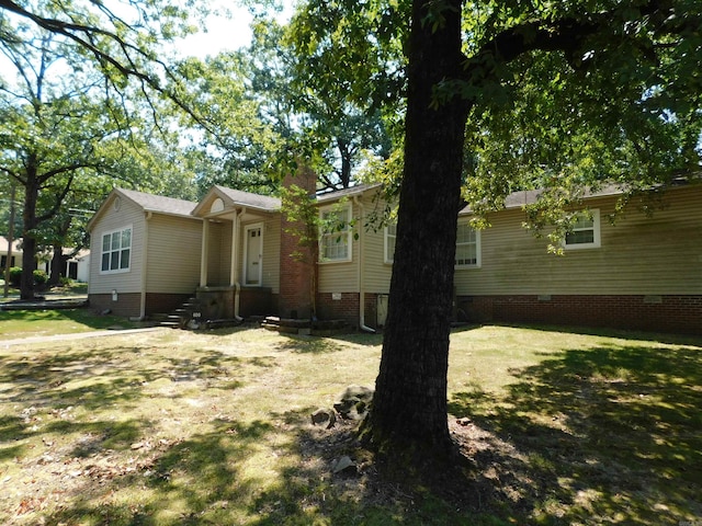 ranch-style house featuring a front lawn