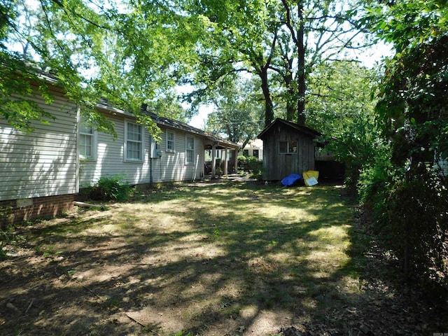 view of yard featuring a storage shed