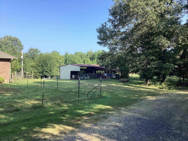 view of yard featuring an outdoor structure