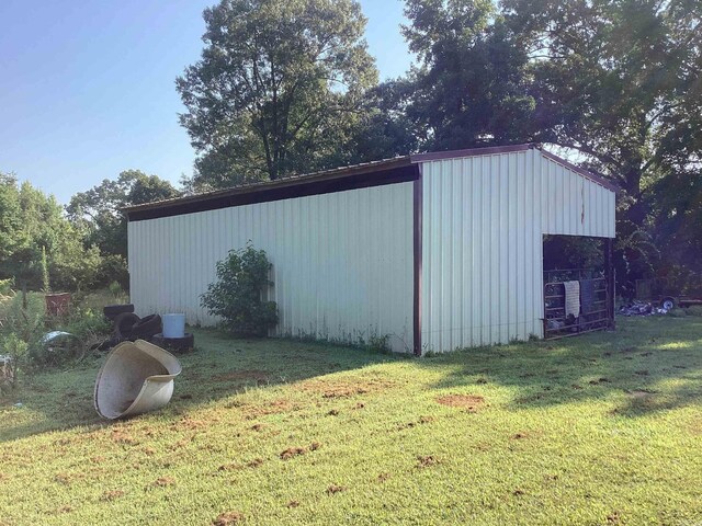 view of outdoor structure featuring a yard