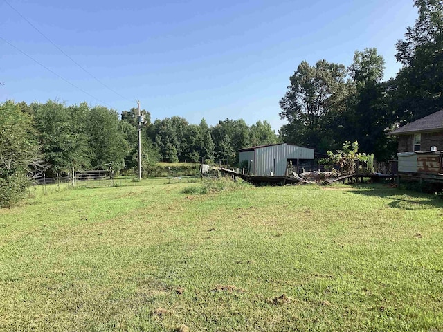 view of yard with an outdoor structure